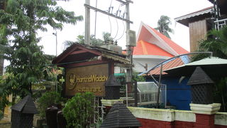 ２階のテラスからバゴー最大の見所シェモードー・パーヤーの仏塔が良く見えました。