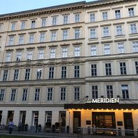 ウィーン国立歌劇場と美術史博物館の中間にあります。