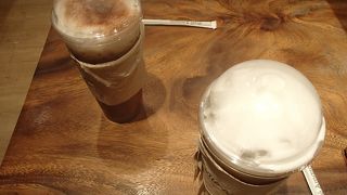 アートセンターナイトマーケットのシェムリアップ川対岸のカフェ