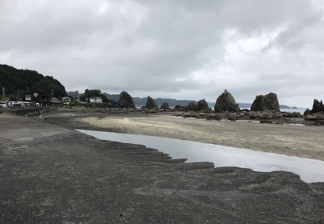 串本：橋杭海水浴場、橋杭岩を眺め