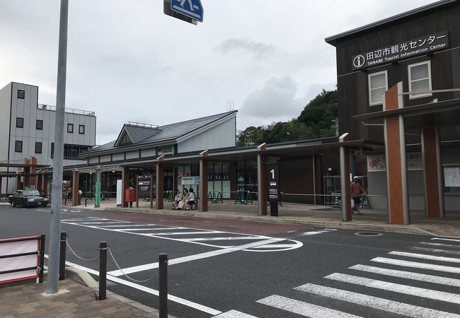 紀勢本線紀伊田辺駅：ローカルの中の都市部に到着