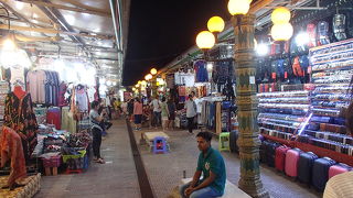 シェムリアップのナイトマーケットでは一番大きそうでした。