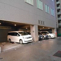 駐車場は裏側にあります。