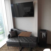 机の反対側にはテレビとソファがあります。