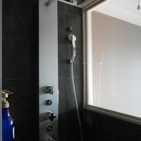 シャワールーム。シャンプー等はPOLA製でした。