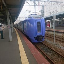 函館駅ホームのスーパー北斗