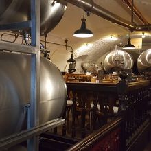 このあたりは15年前と同じ。実用本位のビアタンクの間に客席。