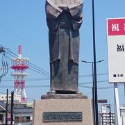 中津駅前の立像