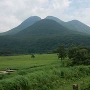 青々とした木々が美しい山並みです