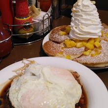 ロコモコライスとパンケーキのセット