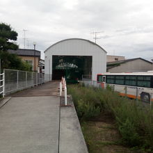 児島駅ホームから。隣は下電バス営業所に。