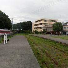 写真真ん中跨線橋をくぐって風の道が続きます