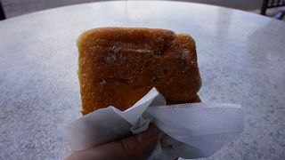 大人気でテーブルの争奪戦