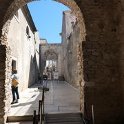 エウフラシウス聖堂前の石畳の通り