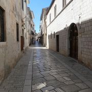 エウフラシウス聖堂前を半島沿いに走る石畳の小径
