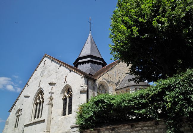 村の教会、モネのお墓があります