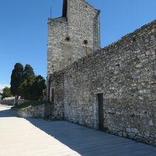 通り沿いに中世建造の石壁もあります