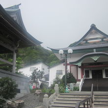 本堂と鐘楼の様子