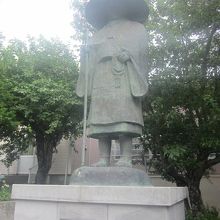 やはりここでの一番の見所は親鸞聖人像でしょう。