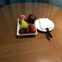 フルーツとクッキー、色んな種類のティーバッグが置いてありまし