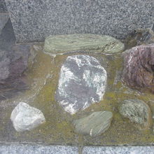 「教学の碑」の下部には樺太の石が埋め込まれています