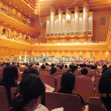 開演前のコンサートホールです。ほぼ満席でした