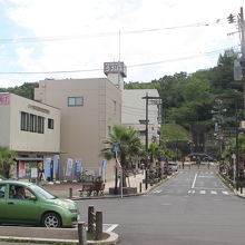 湯本駅前広場にあります