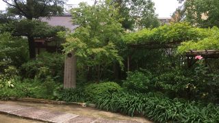 木柱が門を支える