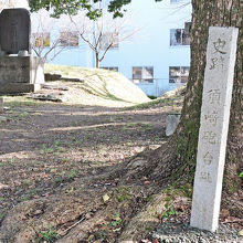 史蹟の標柱（右手前）と「西浜公園」の石碑（左奥）