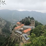 山の中の修道院