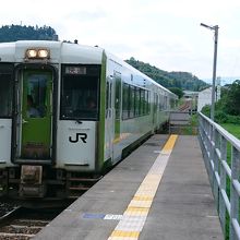 新花巻駅ホームは新幹線からの乗継客でいっぱいでした