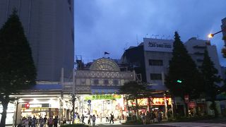 アーケード商店街。