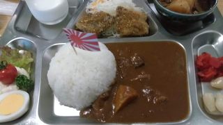 ランドマークに近く、手軽に海軍グルメを。