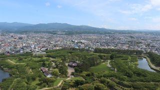 入場料が高いですが、五稜郭の独特の形がわかるには、ここに登るしかないです