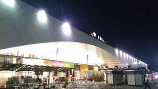 深夜でもショッピングコーナーのお店は人が多いです