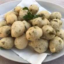 Zeppoline 海藻の揚げ餅みたいな感じ　4ユーロ