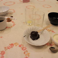 夕食のデザートチョコレートフォンデュ。