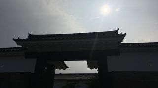 大阪府庁側の門