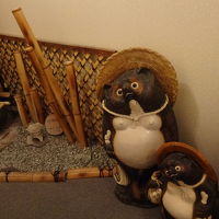地下一階に行くと狸の置物がお出迎えです。