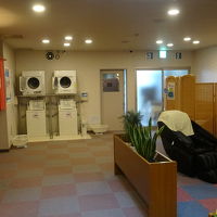 マッサージチェアやコインランドリーもあります！