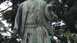 富山城址公園の中に建っています。富山藩中興の祖かもしれません。