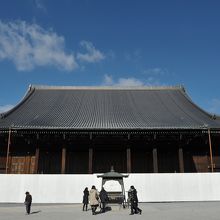 工事用の覆い屋が残る