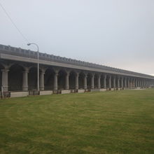 巨大な屋根に覆われているので悪天候時には助かる実用性も。