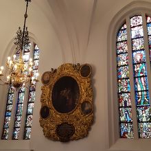 正統派っぽいステンドグラスが、白い壁に映える