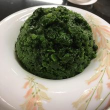 一瞬、苔玉？に見えますが、こんなかき氷は他にないでしょう。