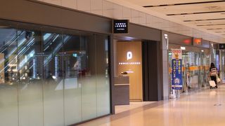 第1ターミナル1F、一般エリアにあるカードラウンジ。