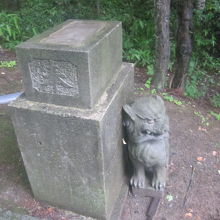 台座から降ろされていた右側の狛犬さんの様子