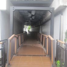 橋下通路の構造に要注目！