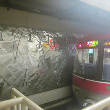 ホームドア完備なので、車両が撮り辛い…