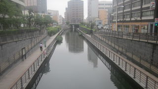 都会らしい河川風景を楽しめます